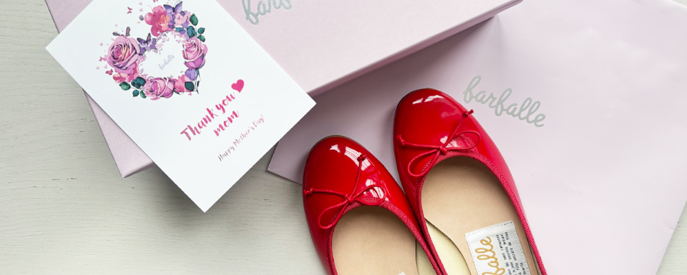ファルファーレオリジナル「母の日カード」と母の日ギフトにぴったりな赤いエナメルバレエシューズ
