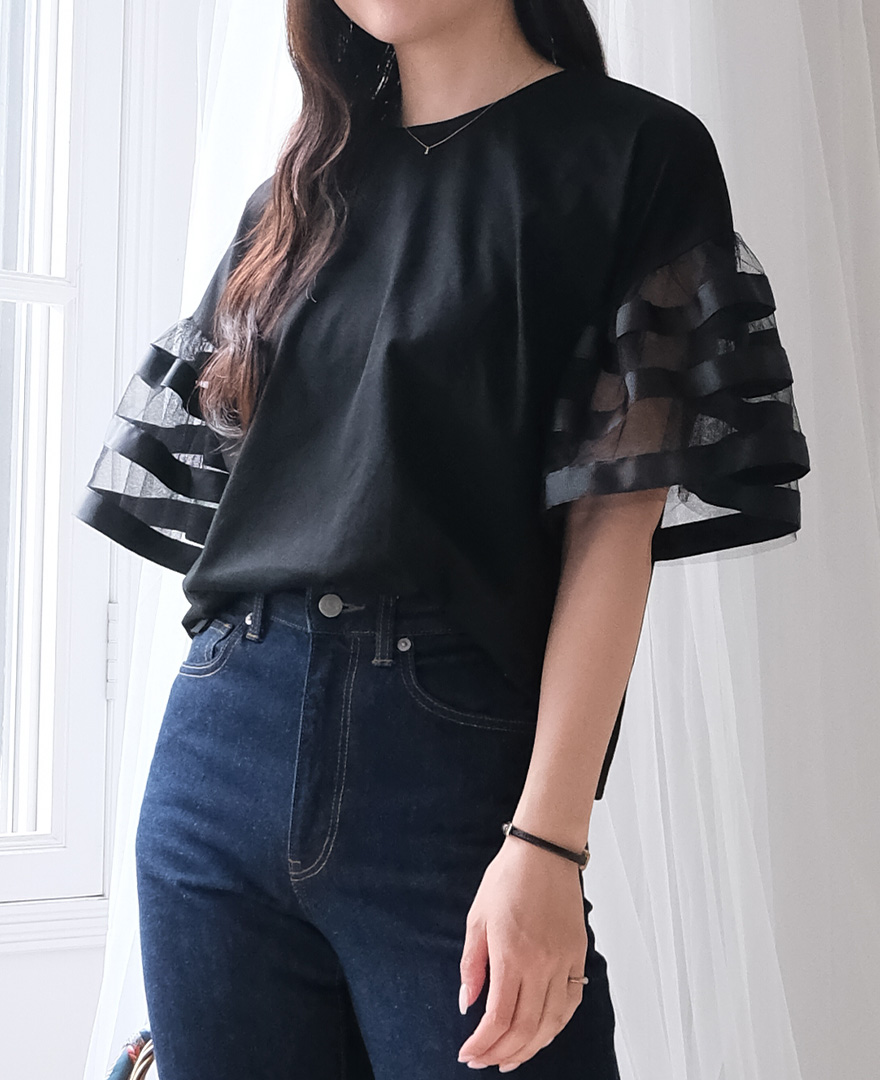 Tシャツ感覚でラフに着れるのに、お袖のふんわりとしたチュールスリーブにテープラインがコーディネートのワンアクセントに！またバックファスナーデザインになっているので、後ろ姿も抜かりない印象に。ラクしてお洒落。大人女性の欲求が詰まった1枚です。