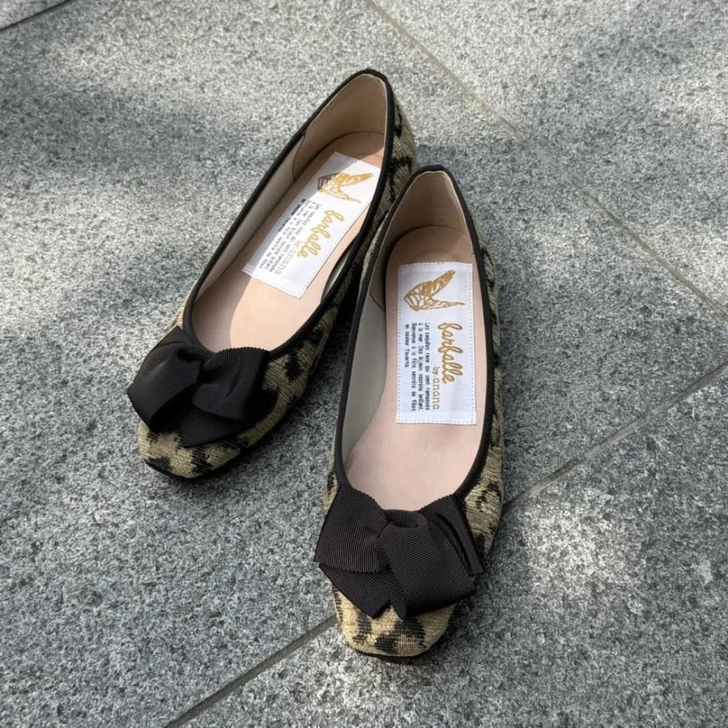 ファルファーレ×ananaコラボシューズ ツイストリボンレオパード(キャメル)。秋の旅行やお出かけにぴったりな、ベロア素材の大人可愛い痛くならない走れるペタンコ靴